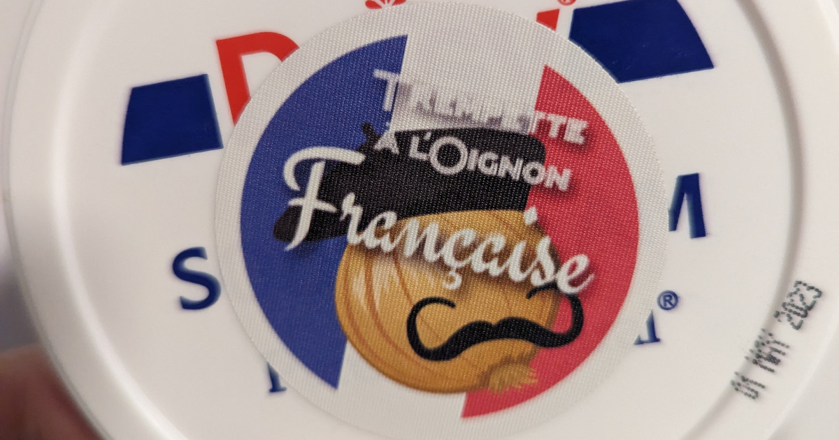 A sticker on the tub top of some French onion dip